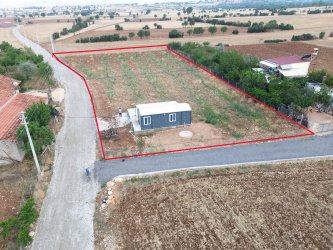 KORKUTELİ YELTENDE SATILIK İÇİNDE PREFABRİK EV OLAN TARLA