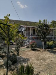  KORKUTELİ YELTENDE SATILIK YEŞİLLİKLER İÇİNDE YAZLIK PREFABRİK EV VE ARSASI