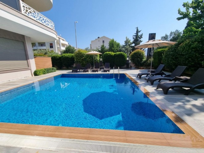 Marmaris Merkezde Havuz, asansör ve kapalı garajlı eşyalı daire