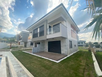 Kuşadası Güzelçamıda Havuzlu Sitede Denize Yakın 135 m2 3+1 Villalar