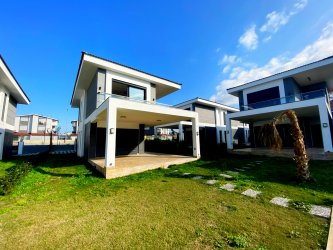Kuşadası Güzelçamlıda Yolun Altında Tek Müstakil Ortak Havuzlu 3+1 Villalar
