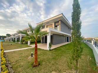 KUŞADASI DAVUTLARDA DENİZE 750 METRE TEK MÜSTAKİL 3+1 VİLLA