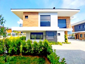 Kuşadası Davutlar Sahilinde Havuzlu Sitede Geniş Bahçeli 3+1 Yazlık