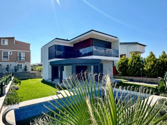 KUŞADASI GÜZELÇAMLIDA YOLUN ALTINDA 410 M2 ARSA İÇERİSİNDE 4+1 MÜSTAKİL VİLLA