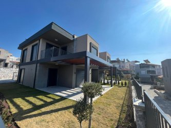 Kuşadası Soğucakta Havuzlu Sitede Modern 4+1 Lüks Villalar