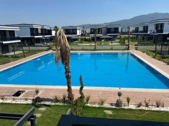 KUŞADASI DAVUTLAR SAHİLİNDE DENİZE 850 METRE 3+1 SIFIR MÜSTAKİL VİLLALAR