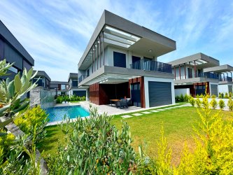 Kuşadası Davutlarda Denize Yakın Özel Havuzlu Otoparklı Müstakil 4+1 Villalar