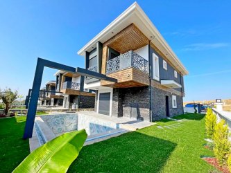 Kuşadası Davutlarda Özel Havuzlu Otopraklı 4+1 Müstakil Villalar