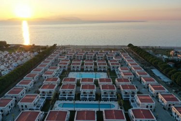Kuşadası Kadıkalesi Mahallesinde Denize Sıfır Sitede 4+1 Havuzlu Otoparklı Villalar