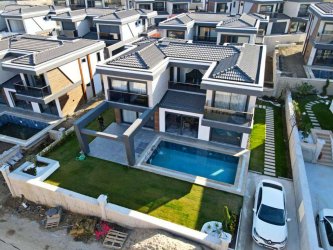 GÜZELÇAMLIDA ULTRA LÜKS 4+1 ÖZEL HAVUZLU OTOPARKLI YERDEN ISITMALI VİLLALAR