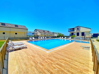 Kuşadası Soğucakta Havuzlu Sitede 4+1 Otoparklı Bahçeli Yazlık