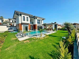 Kuşadası Değirmendere Mahallesinde 520 m2 Arsa İçerisinde 4+1 Villa