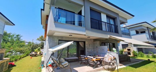 Kuşadası Güzelçamlıda Havuzlu Sitede Denize 700 Metre 3+1 Eşyalı Villa