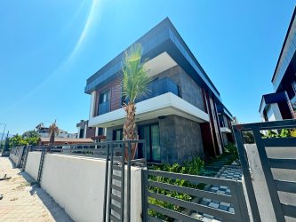 Kuşadası Avm`ye Yakın Konumda Denize 400 Metre Özel Havuzlu 4+1 Villa