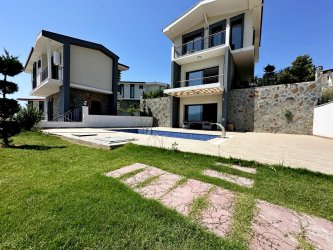 KUŞADASINDA DENİZ MANZARALI ÖZEL HAVUZLU 3+2 VİLLA