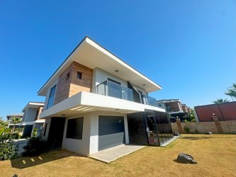 Kuşadası Davutlar Sahilinde Denize 650 Metre Havuzlu Sitede 3+1