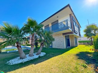 Kuşadası Davutlarda Havuzlu Butik Sitede 4+1 Müstakil Villa