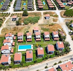 Kuşadası Davutlar Sahilinde Denize 700 Metre Havuzlu Sitede 5+1 Yazlık