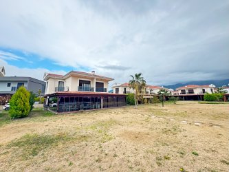 Kuşadası Davutlar Sahilinde Havuzlu Sitede Ferah Konumlu 3+1 Villa