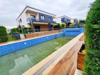 Kuşadası Soğucakta Havuzlu Sitede 3 Oda 1 Salon Yazlık