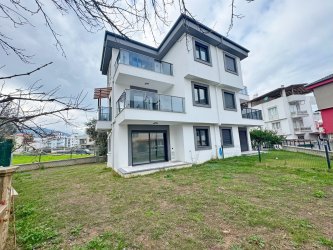 KUŞADASI DAVUTLARDA GENİŞ BAHÇELİ 4 ODA 1 SALON SIFIR YAZLIK