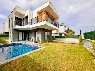 KUŞADASI GÜZELÇAMLIDA ÖZEL HAVUZLU TEK MÜSTAKİL 3+1 VİLLA