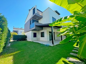  Havuzlu Güvenlikli Site İçerisinde 4+1 Bahçeli Villa
