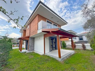 KUŞADASI DAVUTLARDA 320 M2 ARSA İÇİNDE HAVUZLU 4+1 SIFIR VİLLA