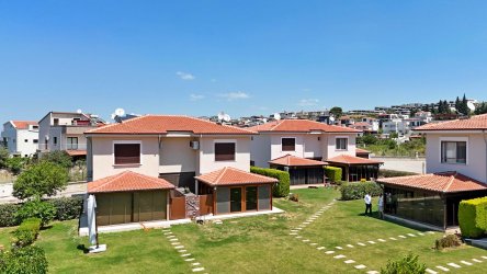 Kuşadası Soğucakta Havuzlu Güvenlikli Site İçerisinde 3+1 Dubleks Villa