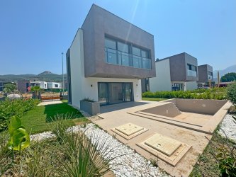 KUŞADASI GÜZELÇAMLIDA ÖZEL HAVUZLU TEK MÜSTAKİL 3+1 VİLLA