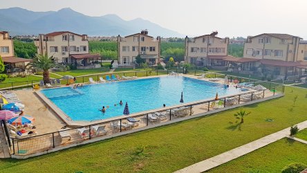 KUŞADASI DAVUTLARDA HAVUZLU SİTEDE KÖŞE KONUM 4+1 YAZLIK