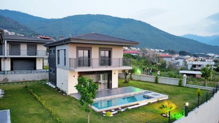 KUŞADASI GÜZELÇAMLIDA GENİŞ BAHÇELİ ÖZEL HAVUZLU TEK MÜSTAKİL 4+1 VİLLA