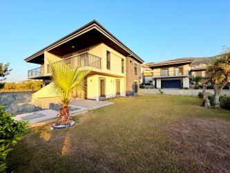 KUŞADASI GÜZELÇAMLIDA ÖZEL HAVUZLU 4 ODA 1 SALON GENİŞ BAHÇELİ VİLLA