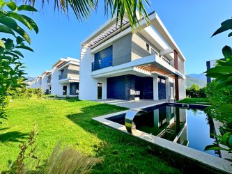 KUŞADASI GÜZELÇAMLIDA TEK MÜSTAKİL ÖZEL HAVUZLU 4+1 VİLLA