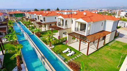 Kuşadası Davutlarda Havuzlu Sitede 3 Oda 1 Salon Villalar