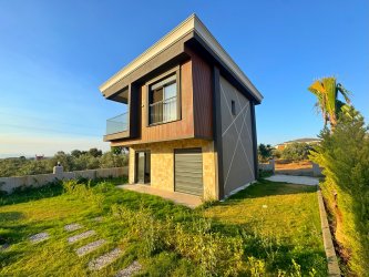 KUŞADASI DAVUTLARDA HAVUZLU SİTEDE KÖŞE KONUM 3+1 MÜSTAKİL VİLLA