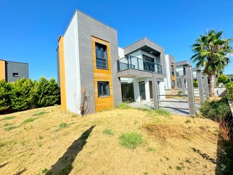 KUŞADASI SOĞUCAKTA HAVUZLU SİTEDE TEK MÜSTAKİL GENİŞ BAHÇELİ 3+1 VİLLA