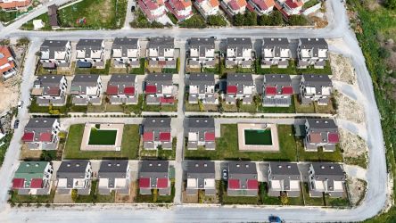 Havuzlu Sitede Bahçeli 4+1 Satılık Yazlık