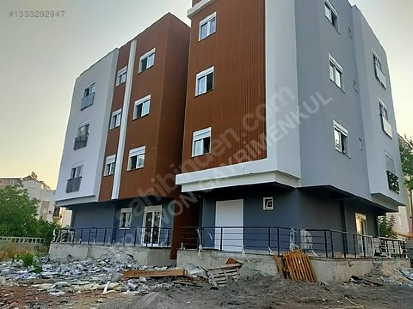 Kepezde Havuzlu Sitede, Ayrı Mutfaklı, 2+1 Satılık Daire