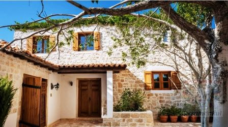 Bayramiç, Çavuşköy de Köy içi Taş ev ve Dam