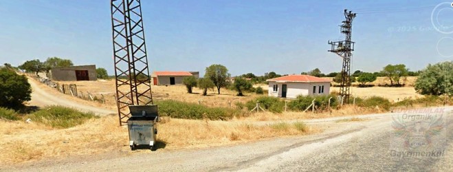 Çanakkale, Ezine, Kemallı da yol üstü 650 m2 kapalı işyerleri olan  arsa