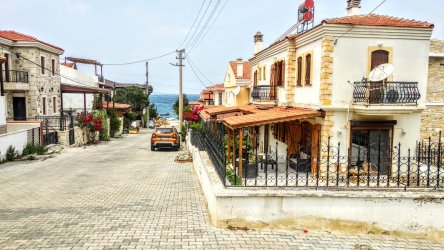 foça`da denize 50 metrede satılık havuzlu müstakil villa