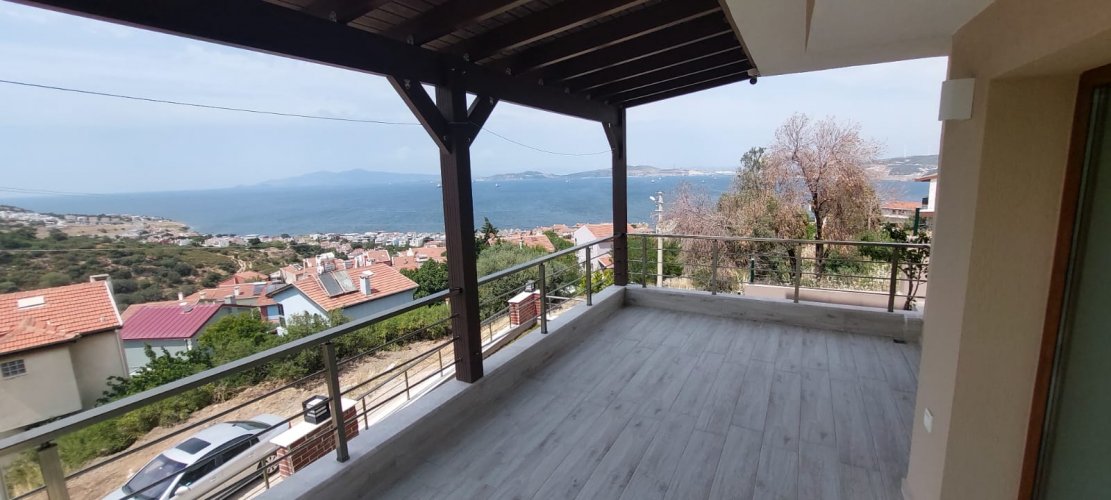 yeni foça`da deniz manzaralı satılık müstakil villa