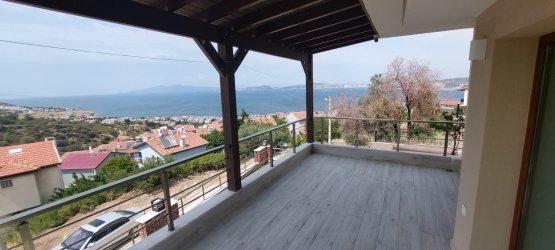 yeni foça`da deniz manzaralı satılık müstakil villa