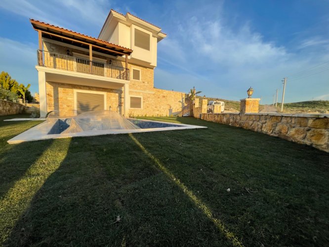 FOÇA Bağarasında SATILIK lüks havuzlu villa