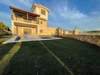 FOÇA Bağarasında SATILIK lüks havuzlu villa