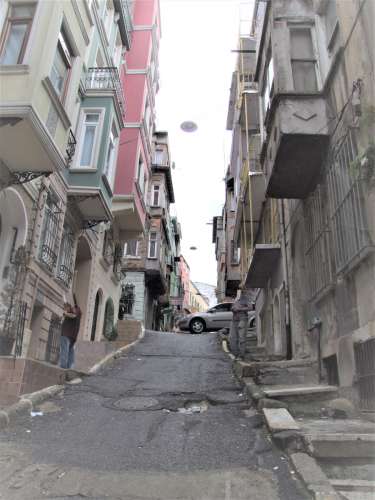 Beyoğlu Taksim Tarlabaşı`nda 4 katlı 2. derece Tarihi Köşe Arsa