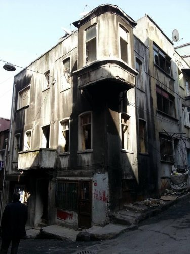 Beyoğlu TARLABAŞINDA 4 KATLI bina ARSASI