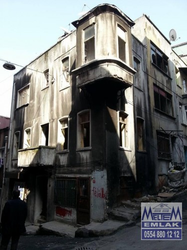 Beyoğlu TARLABAŞINDA 4 KATLI bina ARSASI