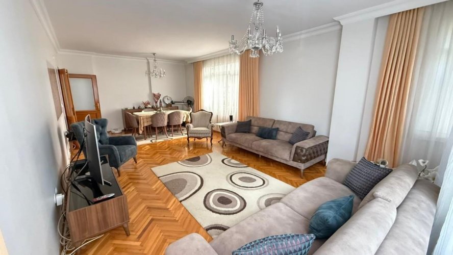 BAKIRKÖY ZUHURATBAB MERKEZE YAKIN BAHÇELİ BİNADA 160M2 3+1